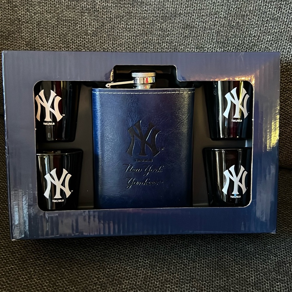 New York’s Yankees flask and shot glasses